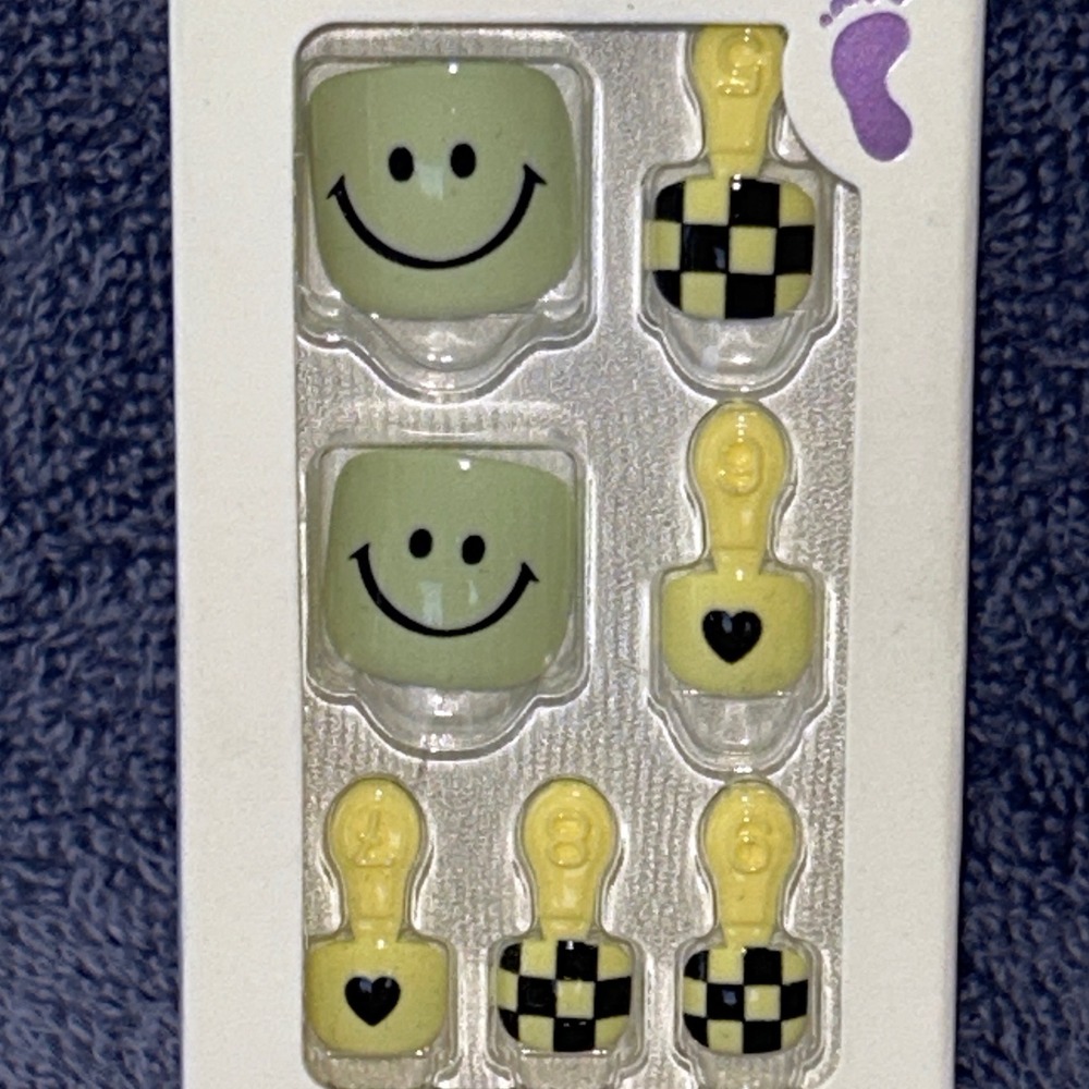 imPRESS Press-On Pedicure Toenails Rain or Shine Smiley Face Checkered